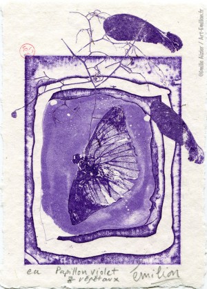 Papillon violet sur papier fait main